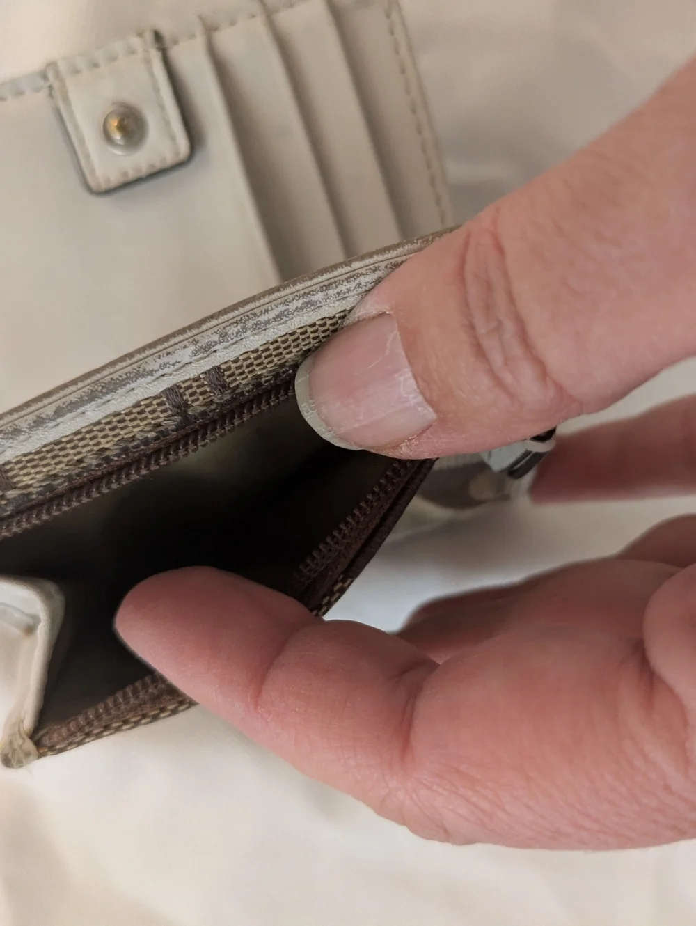 Coach - Mini Signature Bi-Fold Wallet - Brown Canvas And White Leather - Picture 5 of 7